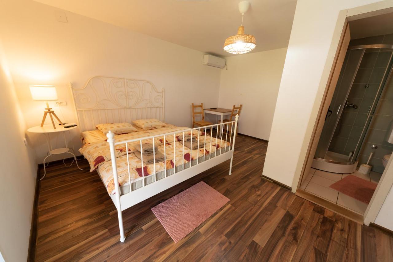 Domacinstvo Cikic Zasavica Guest House ภายนอก รูปภาพ